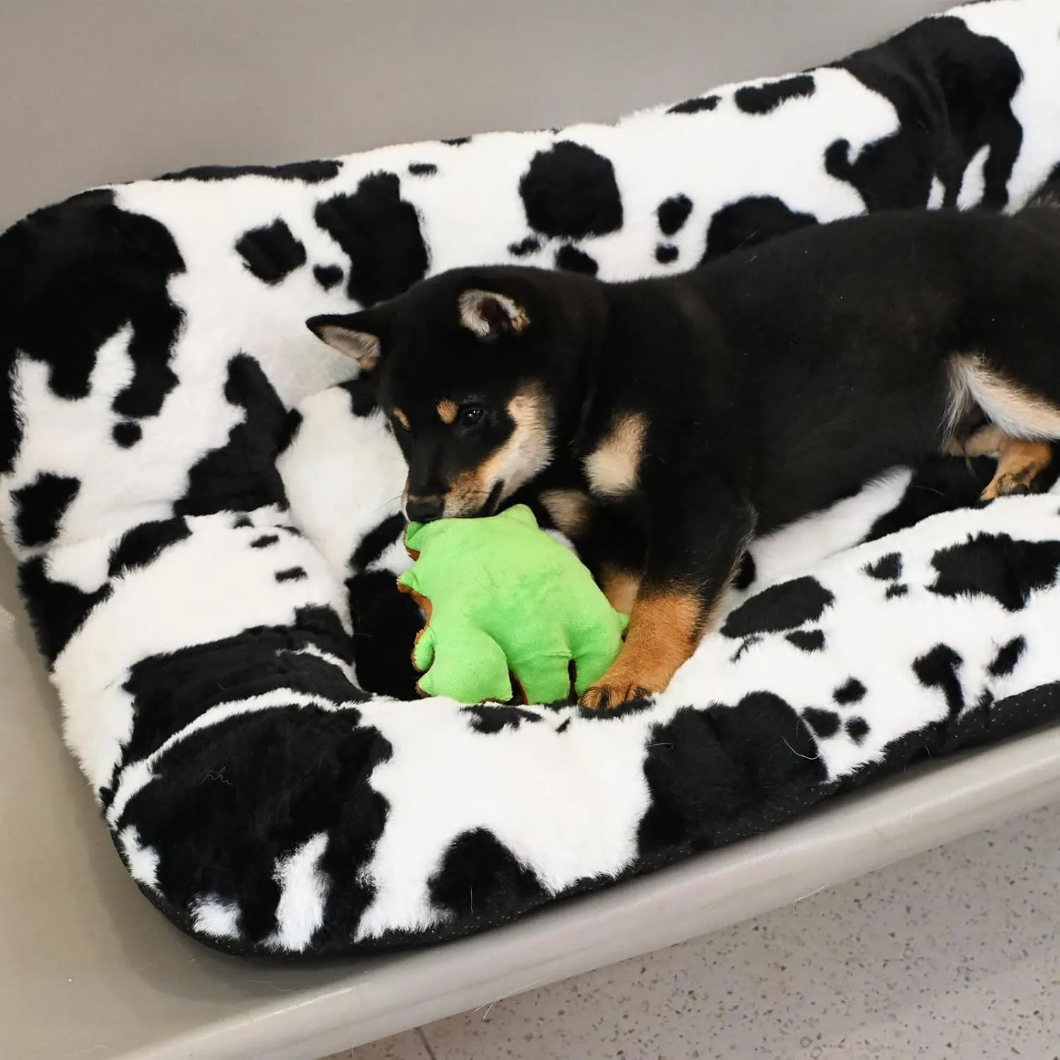 KINGROCK Fluffy Dog Crate Bed for Medium Dogs, Flat Plush Dog Bed, Calming Anti Anxiety Medium Dog Bed for Crate, Washable Soft Warm Dog Crate Mat with Non-Slip Bottom